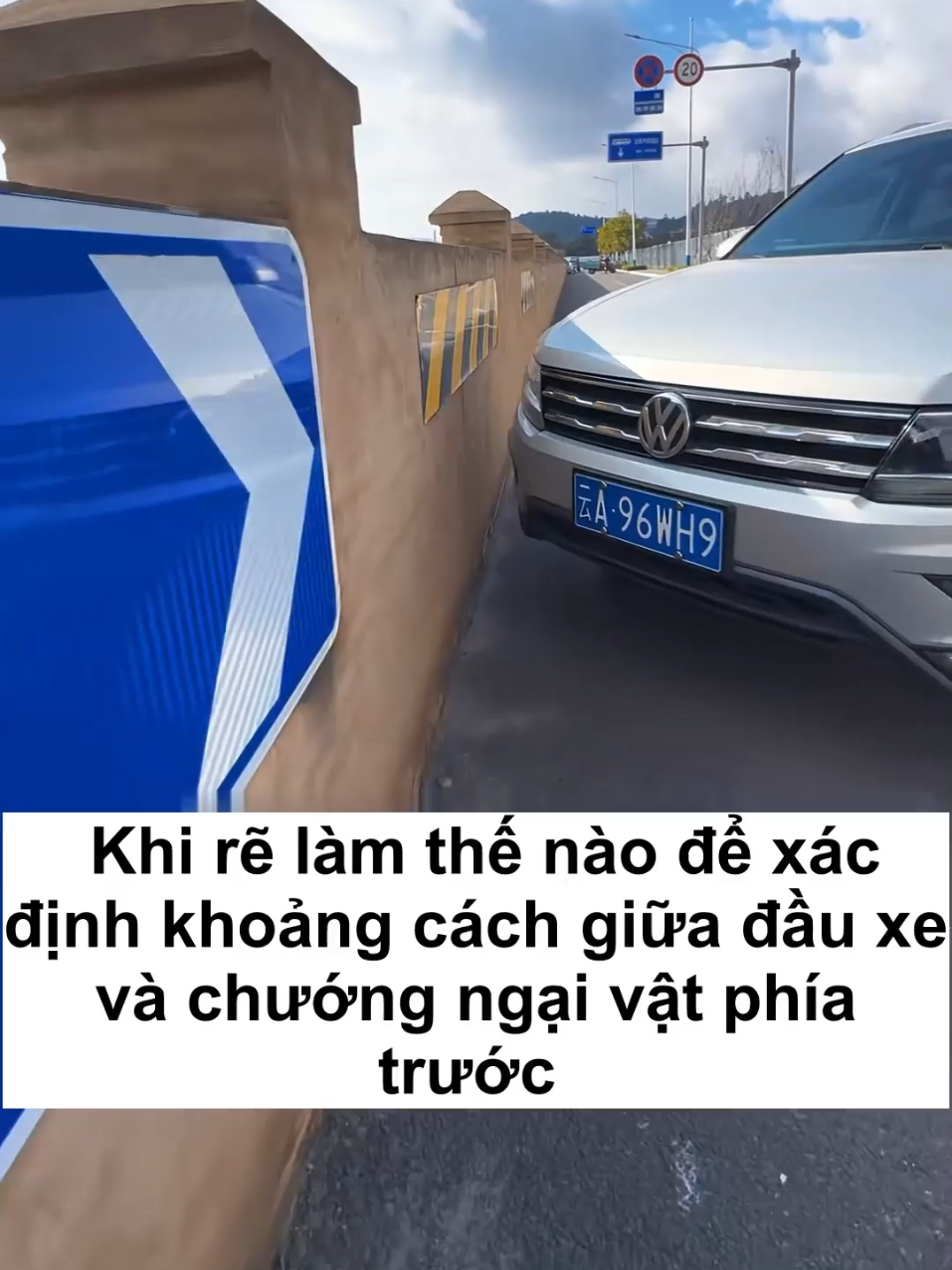 Ngồi trong xe,khi rẽ làm thế nào để xác định khoảng cách giữa đầu xe và chướng ngại vật  #sanphamtienich247 #laixeantoan #daylaixe #hoclaixe #hoclaixeoto #daylaixeoto 