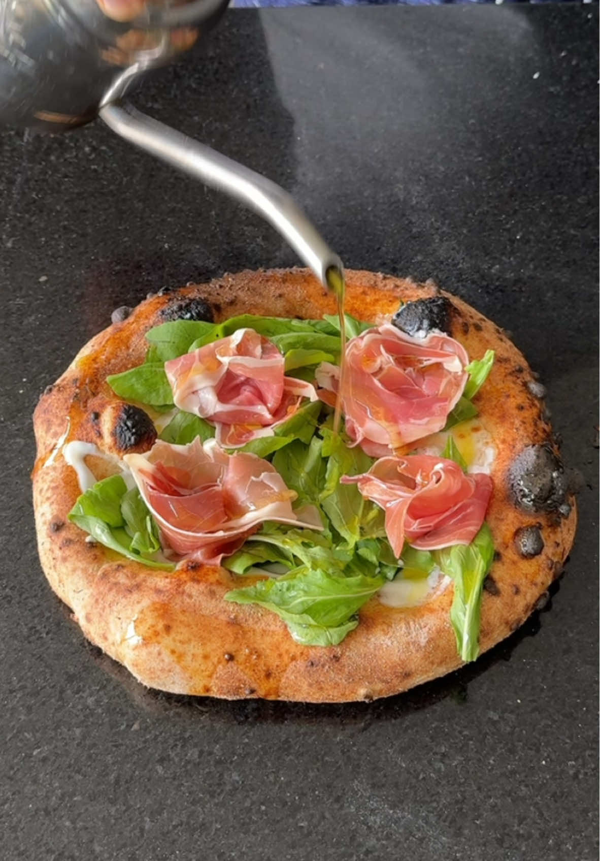 Pizza de presunto Parma e rúcula, com a base de mozzarella e ricota de búfala.  . . . #pizza #pizzaria #pizzadelivery #pizzariadelivery #presuntoparma #CapCut 