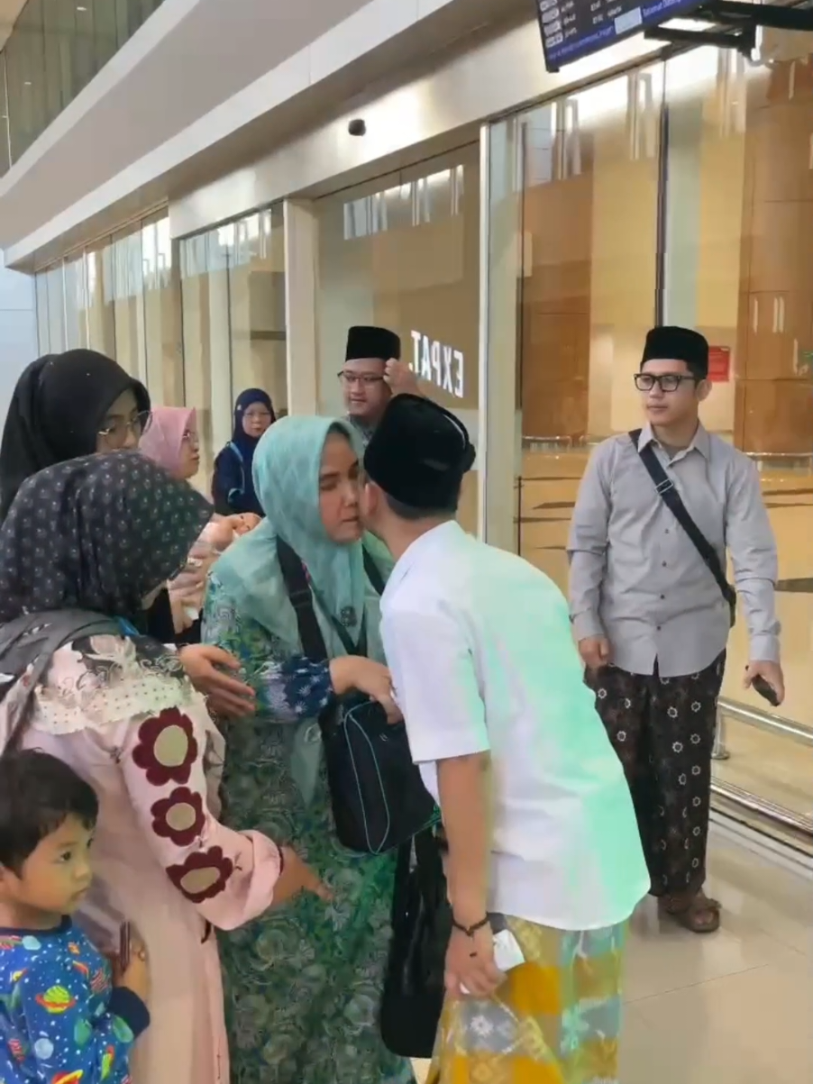 Saya bersama istri @ninghana_ mengantar keberangkatan umroh Abah dan Ibu beserta jama'ah @auvatour.ig KBIHU Amanatul Ummah di Bandara Juanda Surabaya. Semoga perjalanan ini penuh berkah, lancar dan setiap ibadah yang dilaksanakan diterima oleh Allah SWT. Dan semoga senantiasa diberikan kesehatan dan keselamatan mulai awal keberangkatan hingga pulang kembali ke tanah air, amiin.. #gusbarra #ibadah #umroh #mabrur #tanahsuci #mekah #madinah #haramain #ibadahumroh #jamaah #kbihu #amanatulummah 