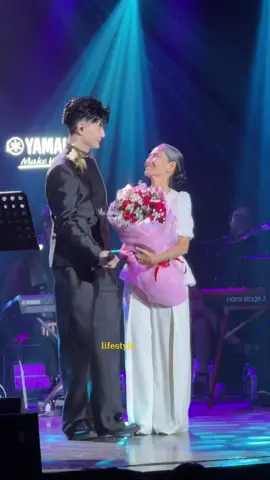 Dược Sĩ Tiến xúc động nghẹn ngào ôm chầm cô giáo dạy nhạc năm 17 tuổi tại liveshow âm nhạc đầu tiên #duocsitien #casiduocsitien #tiktokgiaitri 