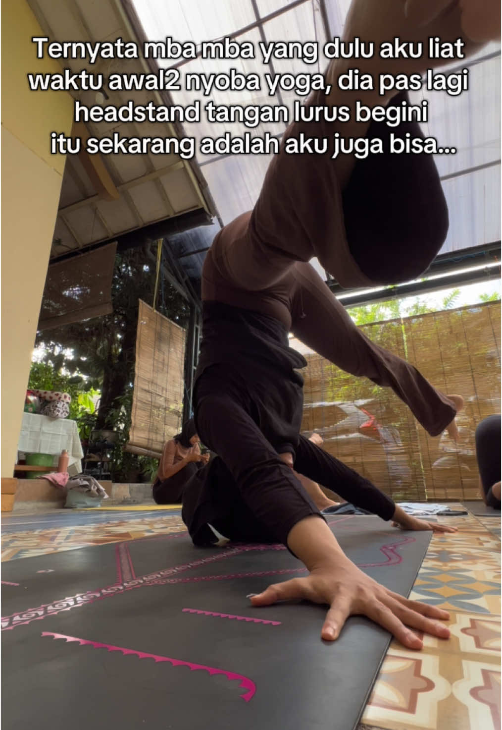 Headstand variation tangan lurus >> Zombie headstand ceunah #yogatok #headstand 