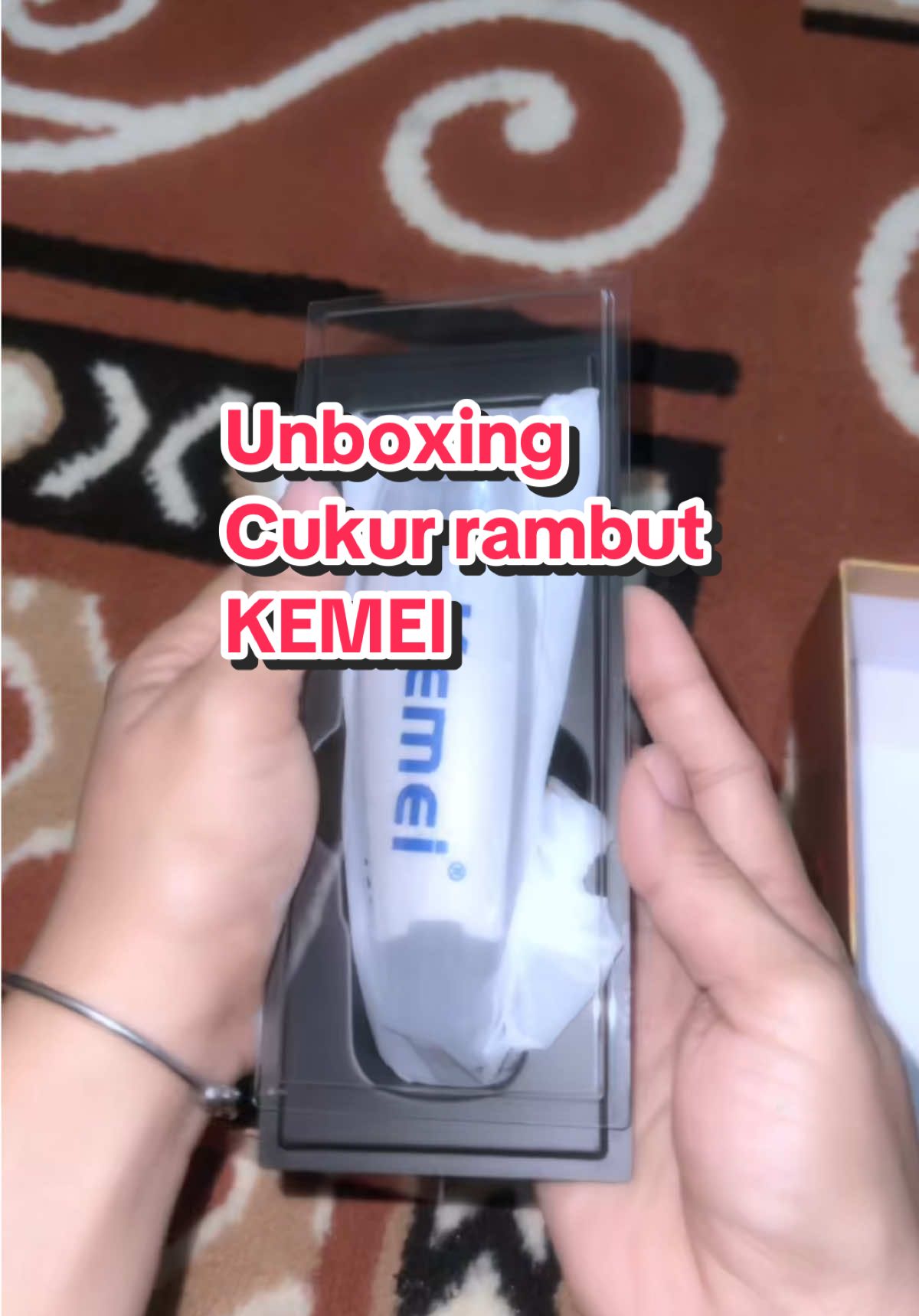 Unboxing cukur rambut kemei. Alat cukur yang simple, ringan, murah, berkualitas dan mudah untuk di bawa kemana mana. 