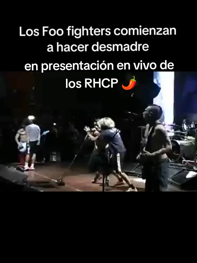 Después de aguantar tantas bromas de Chad durante su gira, los Foo Fighters se la cobraron 🤣 #redhotchilipeppers #foofighters #anthonykiedis #johnfrusciante #chadsmith #flea #live #fyp 