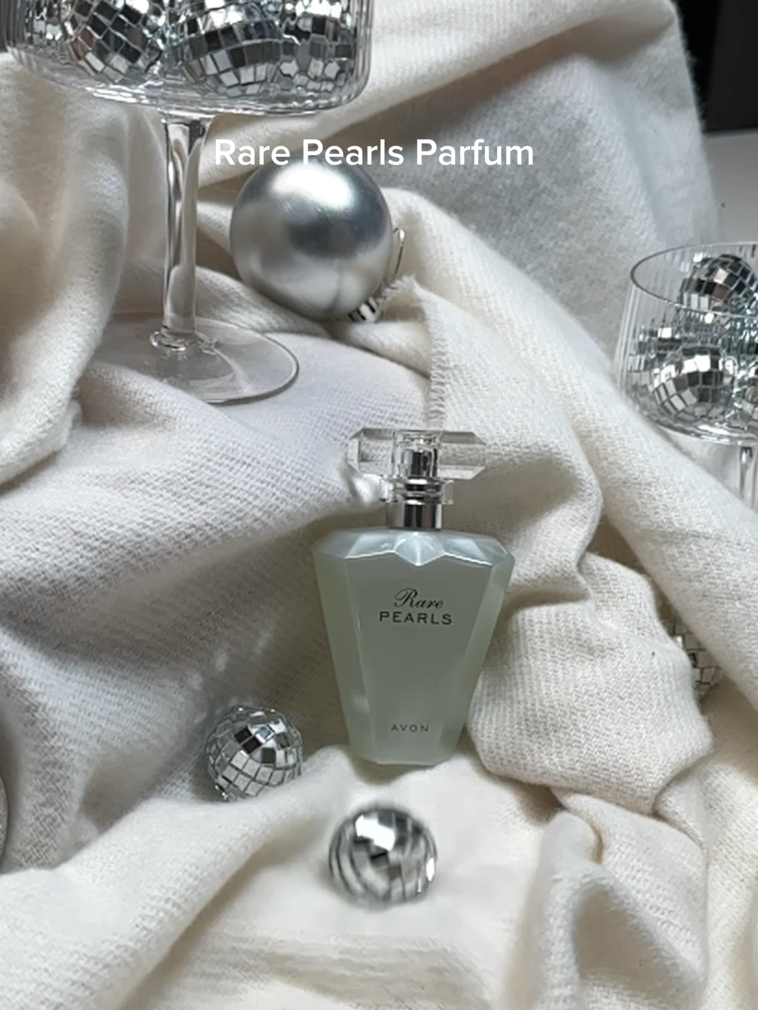 Hands up in the comments if you have Rare Pearls Parfum ✋ #parfum #fyp #perfumetiktok #trendy