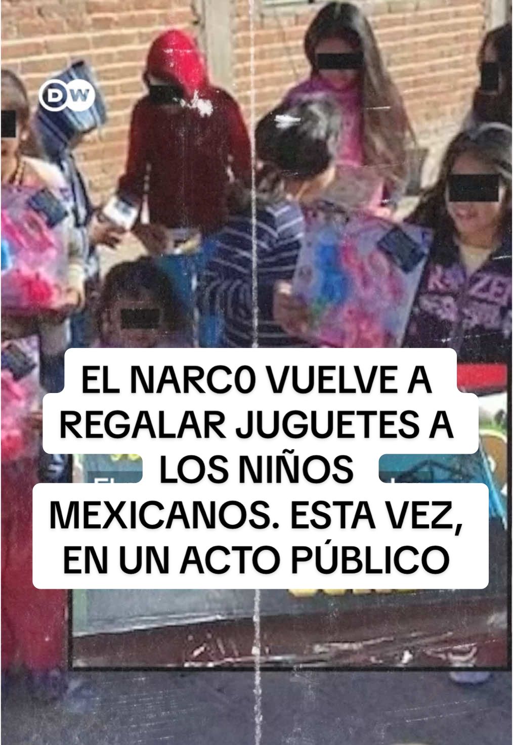 El narco ha vuelto a regalar juguetes a niños mexicanos, pero, aunque parezca escandaloso, esto no es noticia.  Lo que indigna al Gobierno de Claudia Sheinbaum es que los juguetes se repartieran en un acto público y por eso ha pedido a la Fiscalía del país que investigue el último caso que se ha hecho viral.  Ocurrió el pasado 10 de diciembre en Coalcomán, Michoacán, donde después de un supuesto “reparto de juguetes” se colocó una gran pancarta de agradecimiento por sus regalos al líder del Cártel de Jalisco Nueva Generación, Nemesio Oseguera, alias “El Mencho”. “El Mencho”, líder del CJNG es uno de los hombres más buscados por las autoridades Internacionales. Este año la Casa Blanca aumentó la cifra a 15 millones de dólares por atrapar al capo mexicano.  Este tipo de situación no es nueva, porque de forma periódica, desde hace años, se vienen publicando en redes vídeos de este tipo y pasa en localidades de distintos puntos del país y gobernadas por distintos partidos políticos.   Suele ocurrir en zonas pobres,  donde la presencia del Estado es débil y el control criminal más fuerte. La presidenta de México ha pedido  a todos los mexicanos a “no hacer apología de los grupos criminales” porque aunque proclaman una vida de lujos en realidad ofrecen “una perspectiva de muerte”.