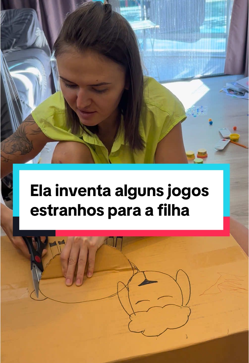 Minha mulher sempre inventa alguns jogos estranhos para nossa filha 😤