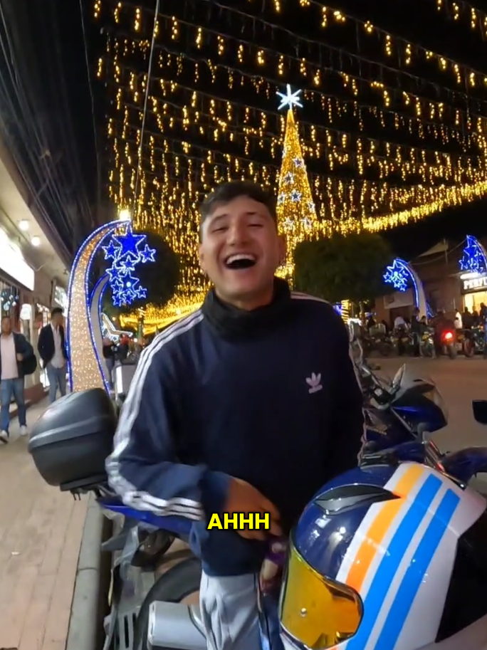 Uy con eso no se juega parce jajaja 🤣🤣 #videoviral #navidad #luces #alumbrado #risa #bikerboy #bikergirl #bikerlife #biker #bogota #colombia #añonuevo 
