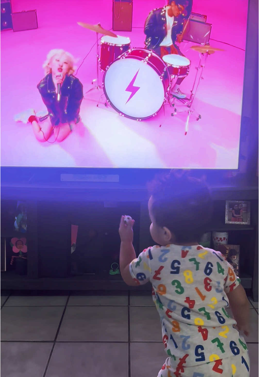 When my toddler hears APT.  @Bruno Mars @ROSÉ #apt #musicvideo #fyp #funnytiktok #excitement #toddlersoftiktok #beto 