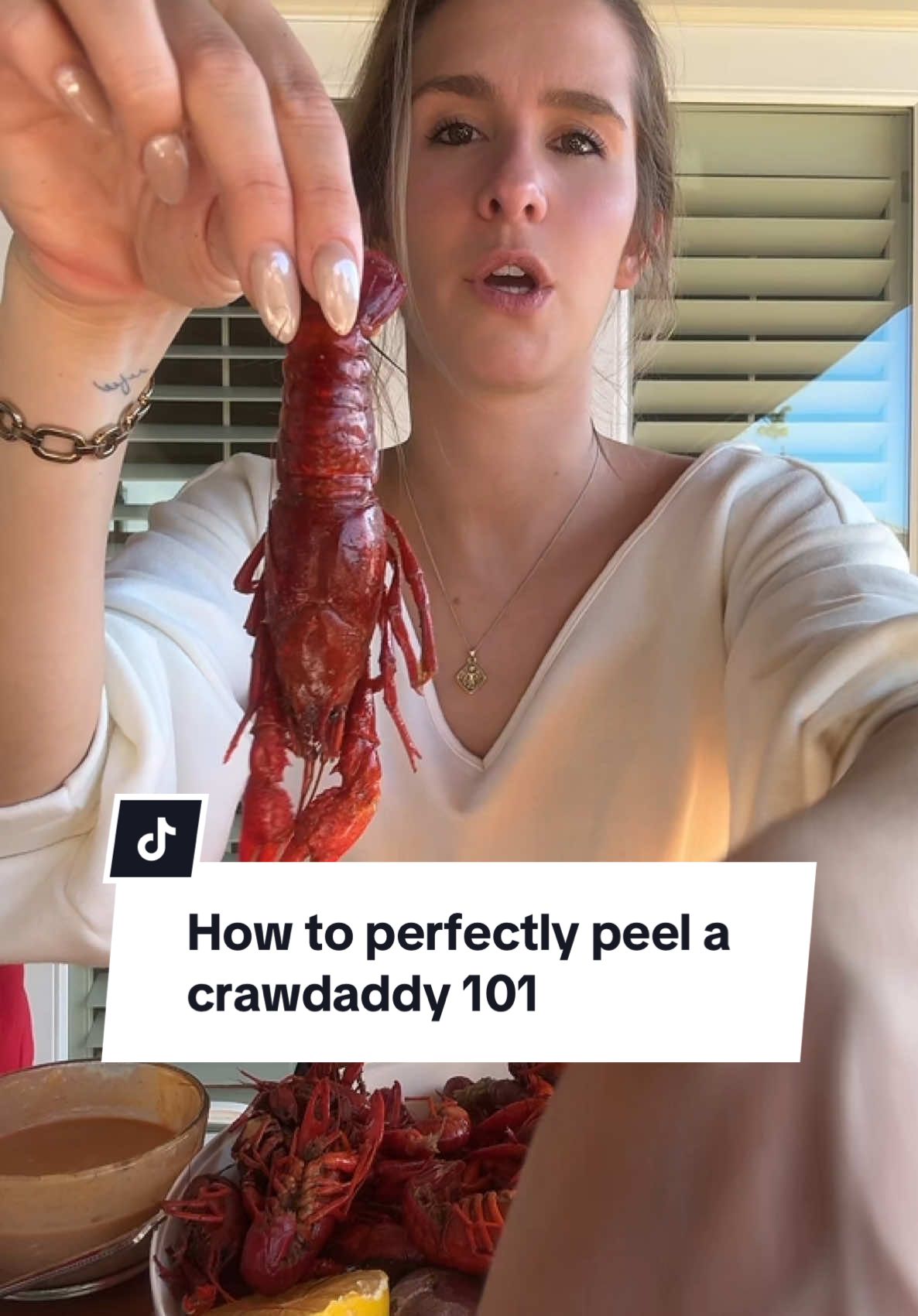 How to peel a crawfish… there are plenty of ways🤣 I just learned this one last year and upped my crawfish game lol #crawfish #crawfishmukbang #louisiana #nola #neworleans #seafood #fyp 