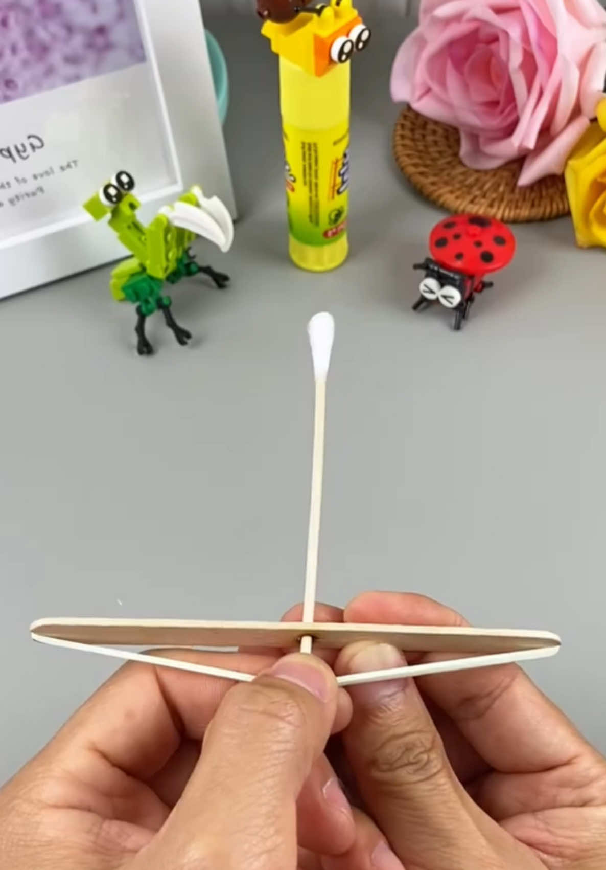 An ice cream stick can make fun bows and arrows. It's simple and fun. Let's play with your children during the holiday! #Homemade Toys #Dear #Handmade #Crafts #KidsActivities #CreativeKids #FunWithKids #ArtsAndCrafts #CraftingWithKids #KidFriendly #Upcycle #HomemadeCrafts #ParentingTips #FamilyFun #InstaDIY #KidsCrafts #ArtForKids #KidsArt #ArtWithKids #CreativeArt #KidsImagination #KidsCreativity #STEMActivities #ArtEducation #MomLife #CraftsForKids #KidsFun #KidsArtProjects #PlayfulLearning #CreativeParenting #artdaily #DIY911