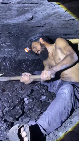 Black Diamond Mining ⛏️ #blackdiamondmining #blackdiamond #coalminers #miner #mineral #resources #cave #viral #foryou #coalmining #tunnels #coalmine #coalminer #coal #underground #minerals #mining #goldmining #gold 