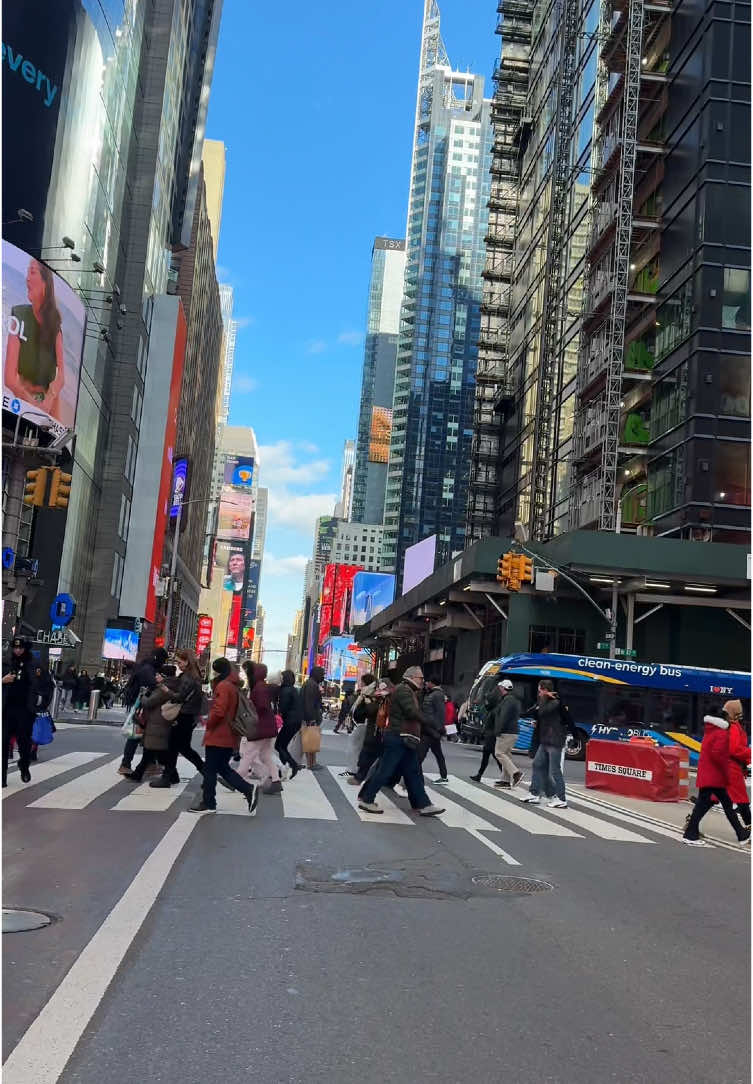 Walking In New York City Street , 42nd Street Manhattan 🇺🇸🇺🇸🇺🇸 #NYCPhotography #usa_tiktok #rockefellercenter #newyork #manhattan #nyc #usa 