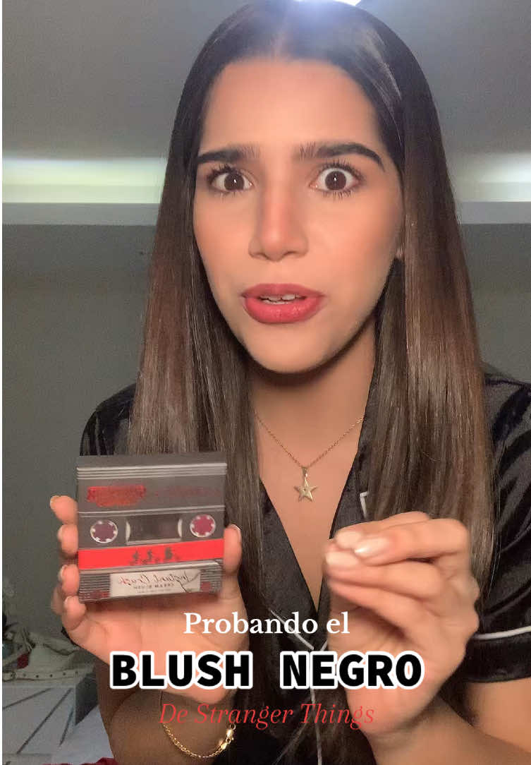 COMO LO HICIERON??!! @ColourPop Cosmetics 😩🖤 Ig: Machesworldd #blush #review #strangerthings #makeup #maquillaje #rubor #probandomaquillaje  #makeupreview #colourpop 