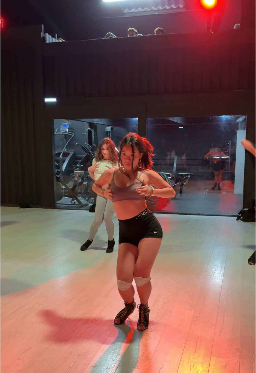 Welcome 2025 ! Qu’est ce que vous aimeriez bien tester cette année ? #activity #dance #heelsdance 