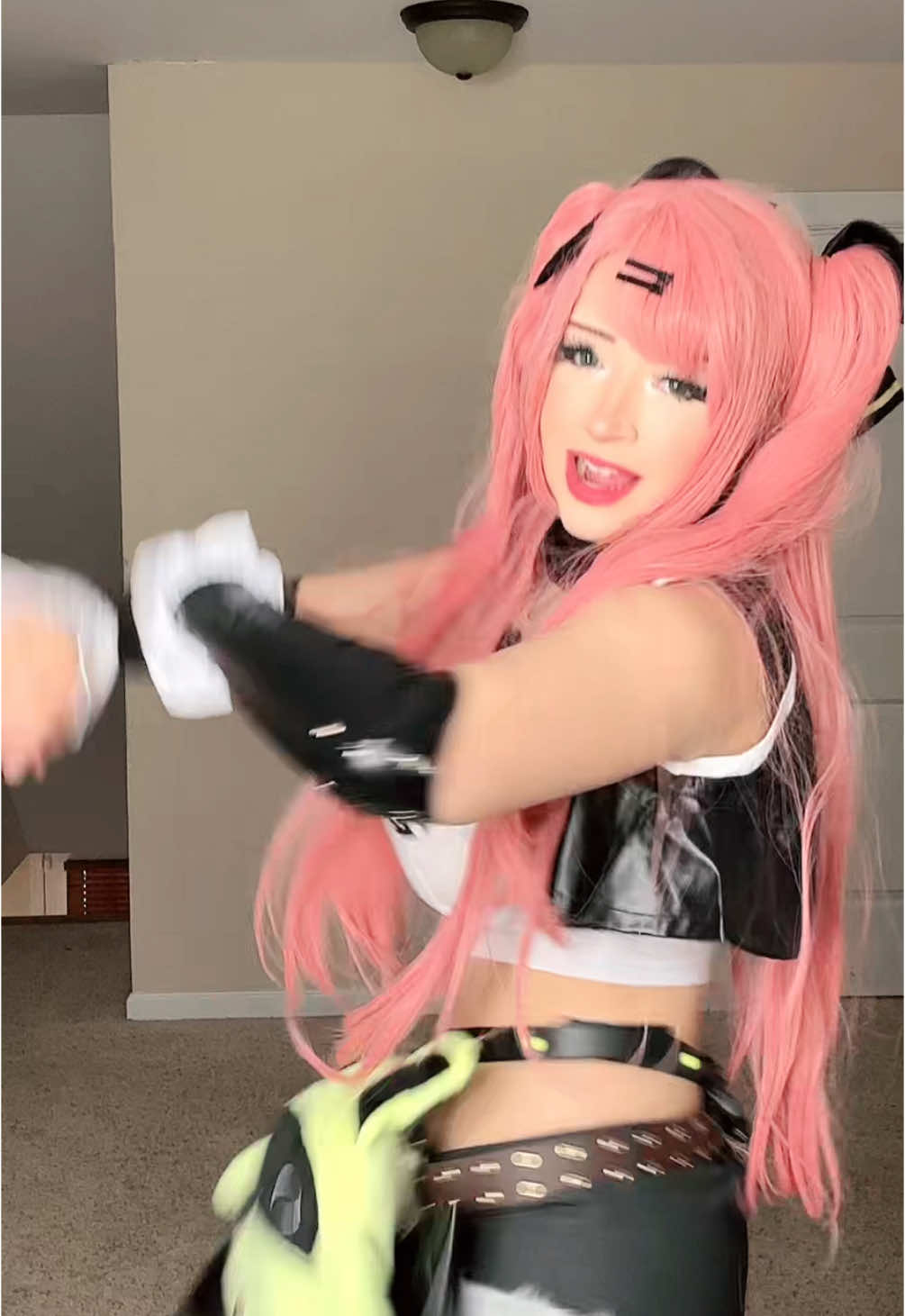 doing this dance again bc its so satisfying #nicolezzz #nicolezenlesszonezero #zenlesszonezerocosplay #zzzcosplay #cosplaydance 