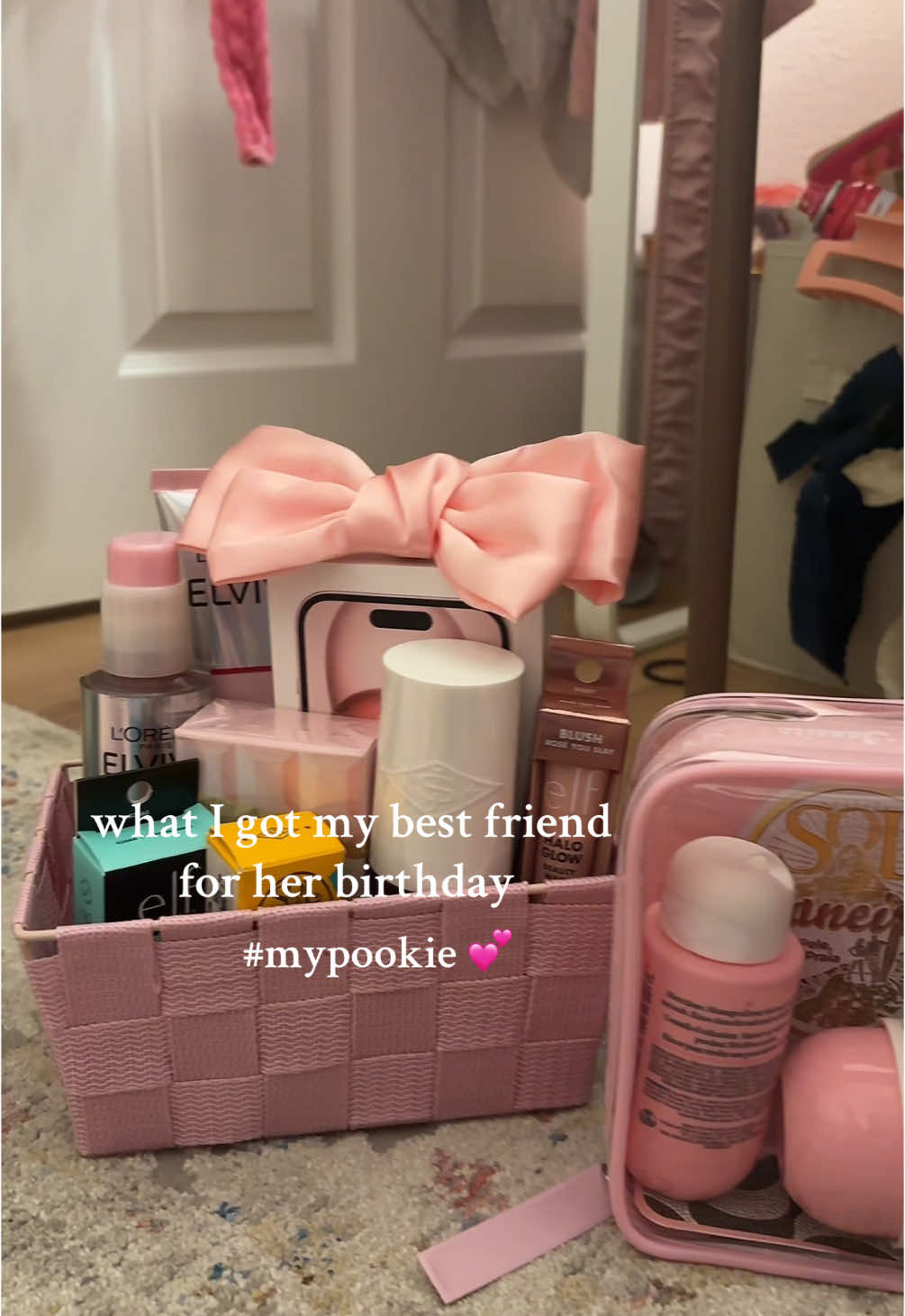 her parents helped me pay for the phone ! her main gift from me !! #bestfriend #birthdaybasket #bday #pink #soldejaniero #fyp #foryou #presents #basket #foryou #fyp #cute #birthdaygirl #pookie #cute #birthday #pink #basketgift #gift #fyp #foryou #pink #bestfriend #bday #birthdaybasket #soldejaniero #fyp #foryou #bday 