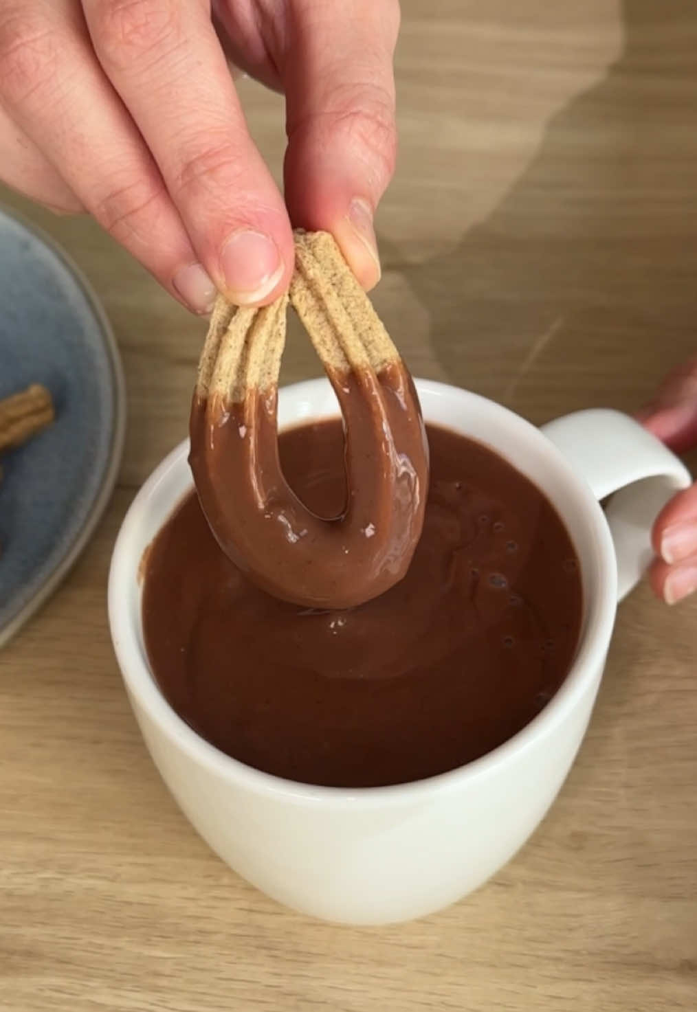 CHURROS CON CHOCOLATE SALUDABLES 🤤  Para los churros:  ▪️240ml agua  ▪️1 cda. Aceite de oliva  ▪️ 95g de harina de avena  Para el chocolate:  ▪️350ml bebida vegetal o leche  ▪️4-5 dátiles  ▪️1 cda. Maicena  ▪️1cda. Cacao puro  ▪️Canela al gusto. #recetasaludable #recetas #recetasfaciles #churros #postresaludable #postres #chocolate #churrosconchocolate #RecetasSaludables