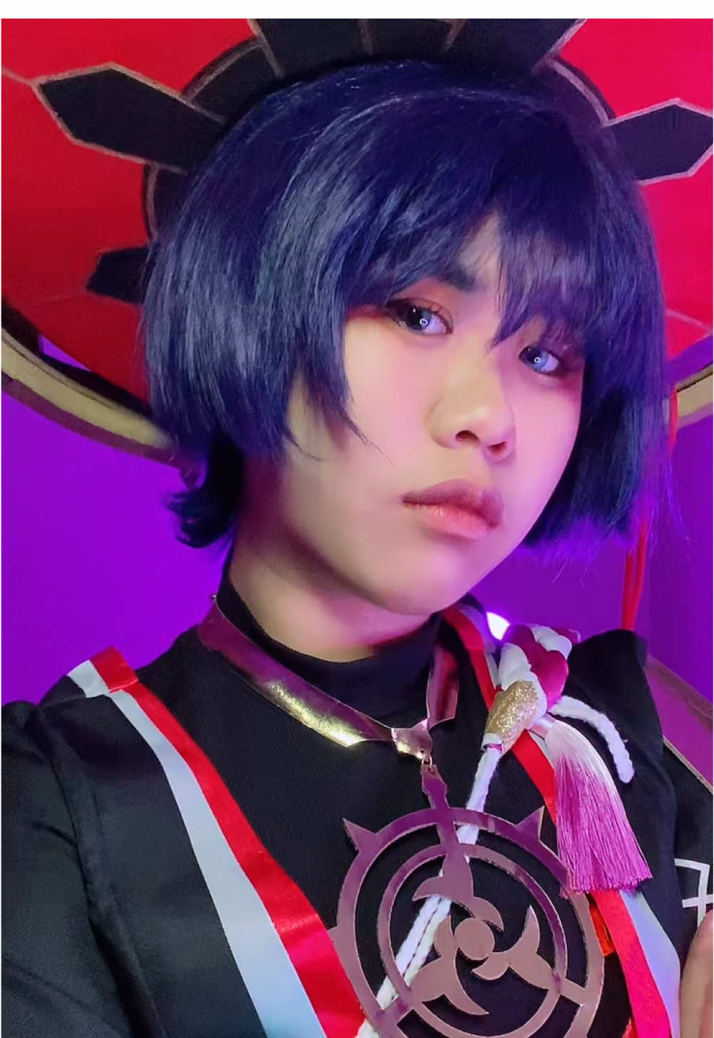 this is kinda cringe but kinda canon LMAO i find it so funny that he keeps his “i hate everyone” persona up while followed around by a cute baby dragon #scaramouche #scaramouchecosplay #scaramouchegenshinimpact #genshinimpactcosplay #GenshinImpact 