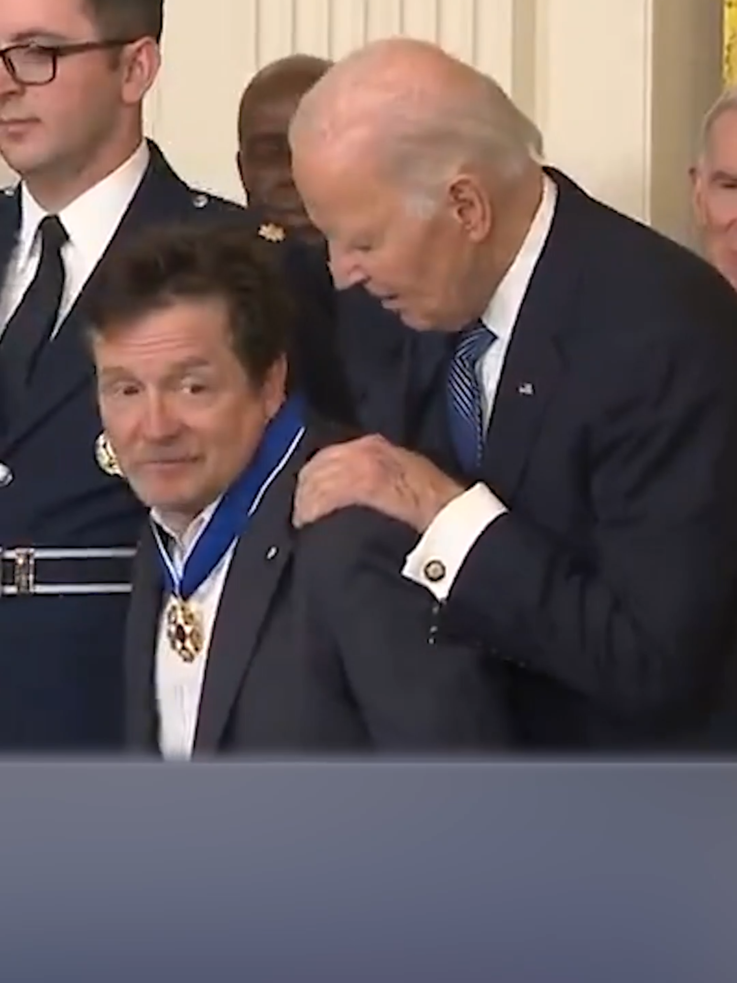 Joe Biden otorga la Medalla Presidencial de la Libertad al actor Michael J. Fox. #Latinus #InformaciónParaTi