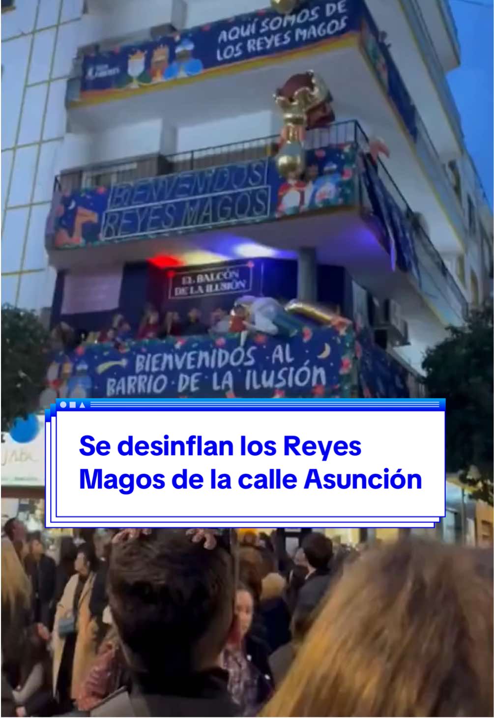 😂 Así ha sido el divertido momento en el que los Reyes Magos hinchables parecían desinflarse durante unos minutos. La calle Asunción, uno de los puntos más importantes en la #CabalgataSev25, fue donde ocurrieron los hechos 😆 🎥 Virgxilio #Sevilla #SevillaHoy #Cabalgata #ReeysMagos