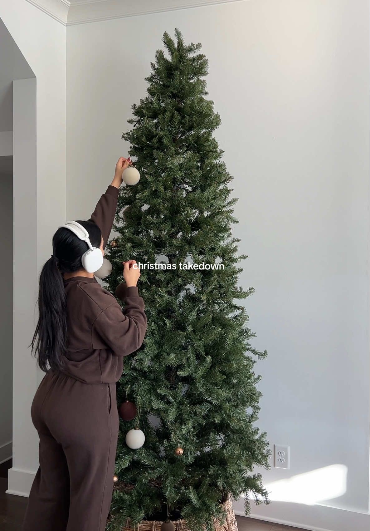 taking down christmas decor 🤍🎄 can’t wait til next season! #christmastakedown #resetwithme #sundayreset #asmr #satisfying #christmas #takedownchristmas #cleanwithme #homedecor #Lifestyle #weekendreset #byebyechristmas #holidaydecor #holidaystorage