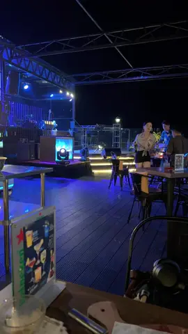 Rekomendasi cafe di balikpapan dengan pemandangan kota balikpapan “Rooftop Terrace” di platinum hotel lantai 11, suasananya cozy, makanannya enak, ada live musicnya juga @platinumbalikpapan #fyp #rooptopterrace #makanannyaenak #pelayannyaramah😁 #platinumhotelbalikpapan #platinumhotellantai11 #salahsatucafeterbaik #recommendations #cafecozydibalikpapan 