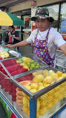 Peeling fruits looks so delicious. . Shop name: หนึ่งผลไม้สด | Thai fruit cart | 📍Location: Mahanark Market, Bangkok ,Thailand ⏰Open: Mon-Fri #asmr #fruit #foodland