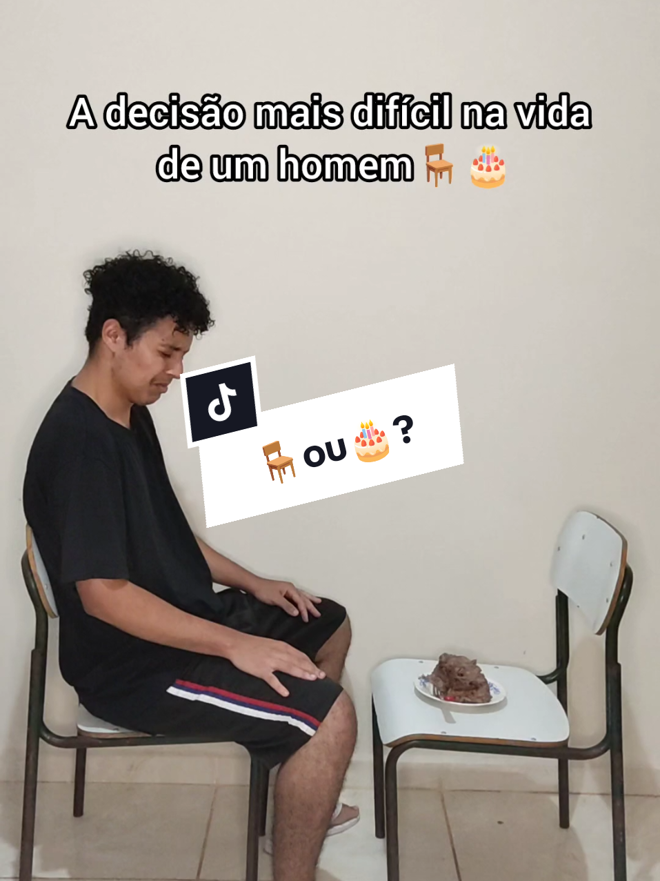 Qual vc escolheria🪑🎂? #memes #humor #comedia #bolo #viral 