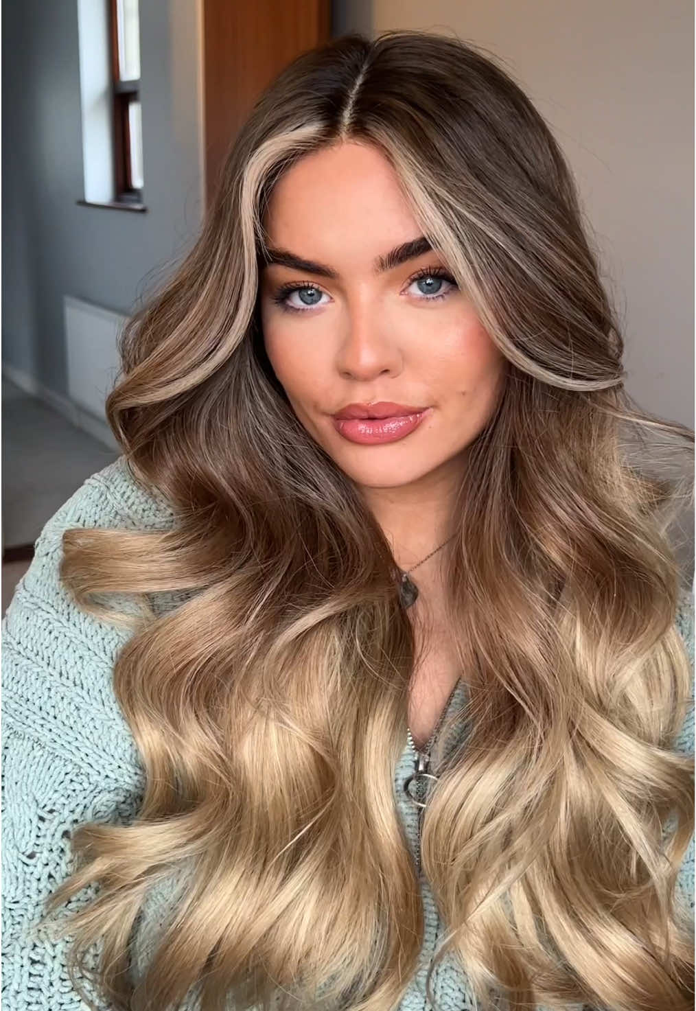 The stunning @olivia mcveigh styling her luxurious glueless lace wig 🤩🤩 Olivia is wearing our LEANNE Luxurious glueless cap which comes with very thick ends for a more glamorous look, we are obsessed! 🤍 Wig details - Luxurious glueless lace wig  26/27” LEANNE 150% with thick ends  HD transparent lace www.fabulacebeauty.com #naturalwigs #wigsnatched #lacewigs #wiginstall #gluelesswig #humanhairwigs #alopeciawigs #wigstyling #wigtutorial 