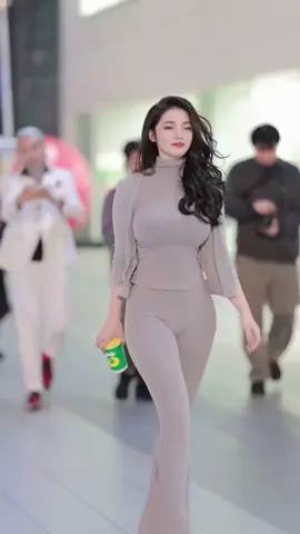 #girl #beautiful #gaixinh #fashion #foryou #walk #model #style #viral #trending #fyp #xuhuong 