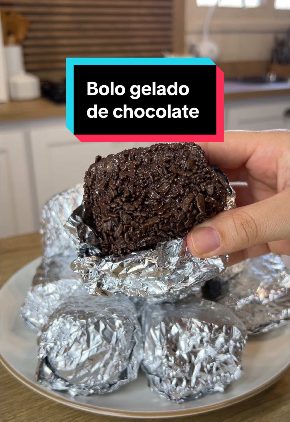 Bolo gelado de chocolate mais fácil do mundo é delícia demaisss Massa: 3 ovos 1/2 xícara de óleo 1 xícara de leite 1 xícara de açúcar 1 xícara de chocolate em pó (usei 50% cacau) 2 xícaras de farinha de trigo 1 colher (chá) rasa de bicarbonato de sódio 1 colher (sopa) fermento químico  Calda 1 leite condensado (395g) 1 creme de leite (200g) 3 colheres (sopa) chocolate em pó (usei 50% cacau) (Pode substituir o chocolate em pó por 2 barrinhas de chocolate derretido) 1 xícara de leite  Granulado Xícara de 240ml. Forma tem uns 35cm de comprimento por 20cm de largura. Forno pré aquecido à 180g, por uns 35, 40min. Quanto mais tempo na geladeira, mais geladinho e gostoso vai ficar seu bolo 😮‍💨🤤 Marca quem vai fazer pra tiii 😏#receita #chocolate 