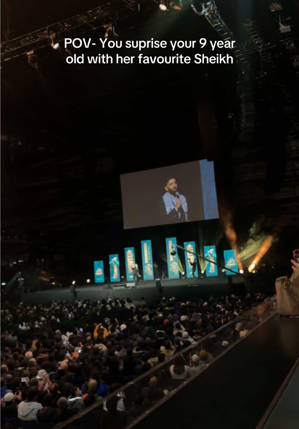 Sheikh Omar Suleiman had a family emergency and didn’t it make it to the other UK events… but he made it to the London event and Lana was in tears 🥹