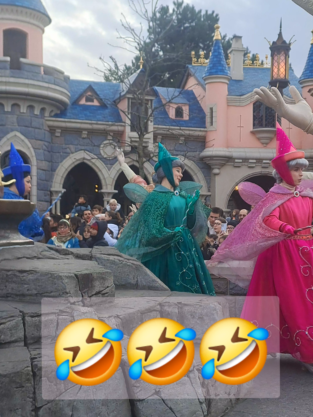 Un audio improbable ajouté sur les 3 fées d'Aurore 🤣 Caleçon ou porte-jartelle ? 🤣🤣 #pourtoi #fyp #mdr #ptdr #videodrole #disneylandparis #dlp #disneylandtiktok #disneytiktok 