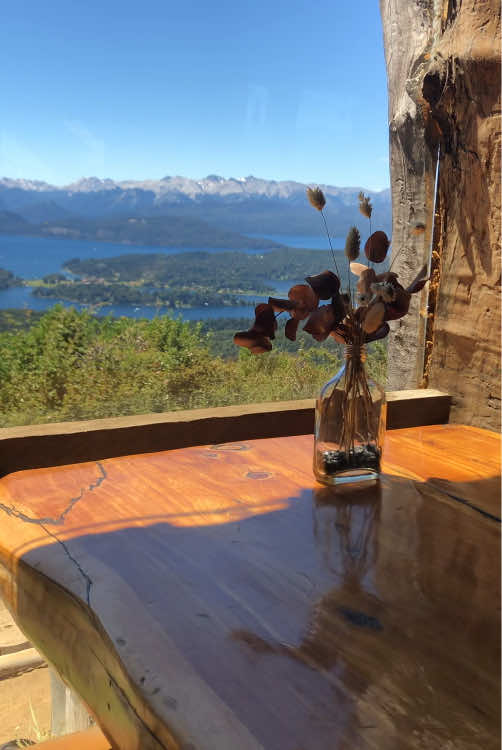 SUBIDA AL REFUGIO ROCA NEGRA EN BARILOCHE 🏔💕 Espectacular día de trekking hasta el Refugio Roca Negra camino al Cerro López 🙌🏼 Gastronomía de montaña, exquisita e increíble para disfrutar de una de las mejores vistas de Bariloche y conectar de lleno con la naturaleza 🌟 #bariloche #trekking #vino #gastronomia #refugio #refugiorocanegra #naturaleza #cerrolopez #montaña #senderismo