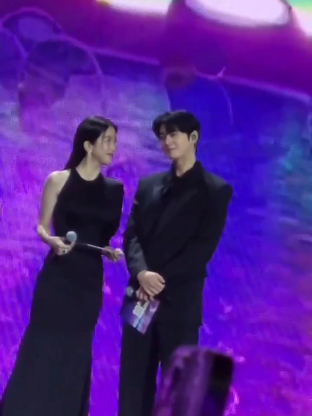 enaknya kerja sama ayang 😋 #chaeunwoo #moongayoung #차은우 #문가영 #shinshincouple #truebeauty #goldendiscawards 