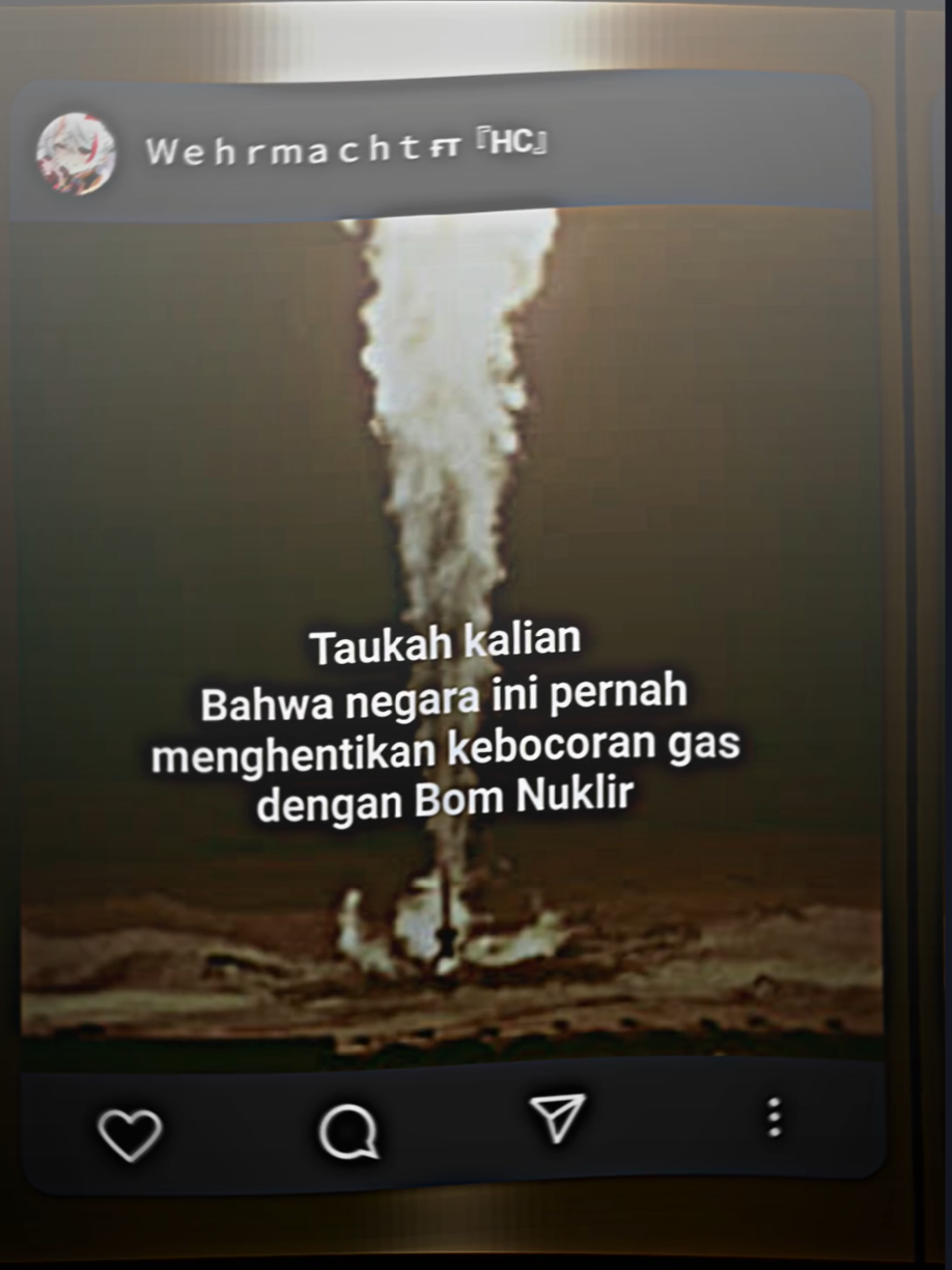 Tebak negara🗿💀 btw, Kala itu, sejak 1963, ladang gas di Urtabulak mengalami kebakaran dari kedalaman 2,4 kilometer. Selama tiga tahun api terus berkobar besar dan tak mampu dipadamkan oleh metode konvensional. Kebakaran tersebut menyebabkan kerugian lebih dari 12 juta meter kubik gas alam per hari, suatu hal yang tak dapat dibiarkan lebih lama. Mereka pun meminta bantuan kepada para ahli geologi, fisikawan, dan ilmuwan nuklir untuk memadamkan api.  Setelah dikalkulasi, ledakan yang diperlukan untuk menyumbat sumber kebakaran sumur minyak ialah 30 kiloton --sekitar dua kali kekuatan bom nuklir yang menghancurkan Hirosima di Jepang. Maka, pada musim gugur 1966, lubang baru dibor secara miring agar nuklir dapat berada sedekat mungkin (sekitar 35 meter) dari sumur minyak. Lalu, nuklir itu disimpan pada kedalaman 1.400 meter; diledakkan setelah lubang ditutupi oleh semen agar ledakan tidak meletus ke permukaan. Semen terbukti mampu menutupi ledakan, tetapi tidak menahan getaran. Surat kabar Pravda Vostoka pada saat itu mendeskripsikan bahwa tanah berguncang hebat dengan kekuatan getaran yang belum pernah terjadi di Urtabulak sebelumnya. Sedangkan kobaran api, untuk pertama kalinya dalam tiga tahun, akhirnya padam. Hanya butuh waktu 23 detik bagi nuklir untuk menghentikan kebakaran sumur minyak. #russia #unisoviet #sovietunion #faktaunik #fact #kebocorangas #nuclear #nuklir #history #sejarah #tambanggas #fyp #fypシ #fyppppppppppppppppppppppp #masukberanda #semogafyp #pastikanfyp #indonesia🇮🇩 