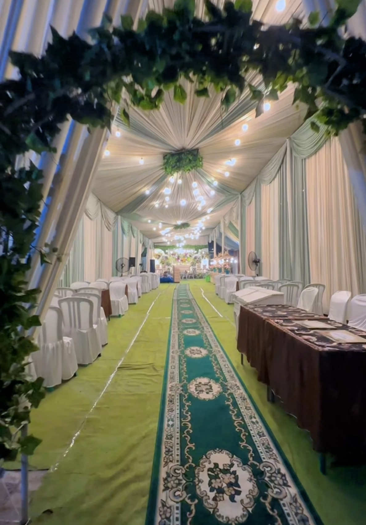 Type tenda mawar ukuran 6x30 meter. Best seller warna sage & cream. ————— #barokahjayadekorasi #dekorasipernikahan #tenda #dekorasiwedding #weddingdecoration #paketpernikahan #dekorasipelaminan #tendawedding 