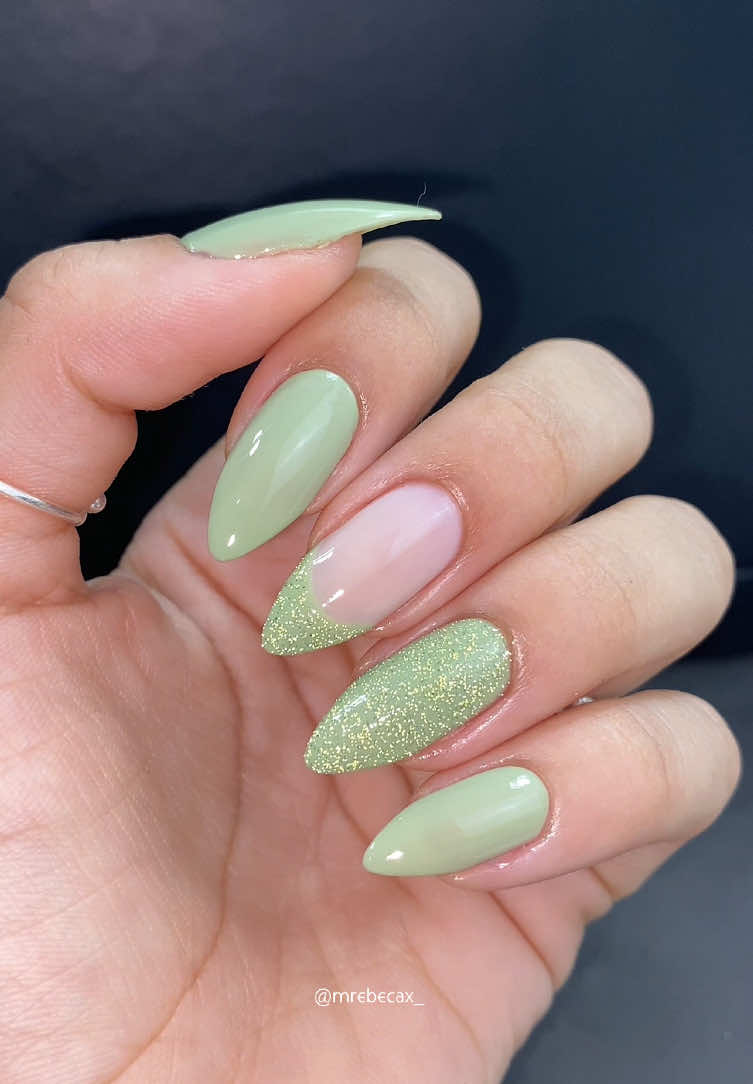 esmaltação verde com glitter 💚✨ essa me lembrou a Tiana 🥹 __________ #nails #fyp #unhasdecoradas #unha 