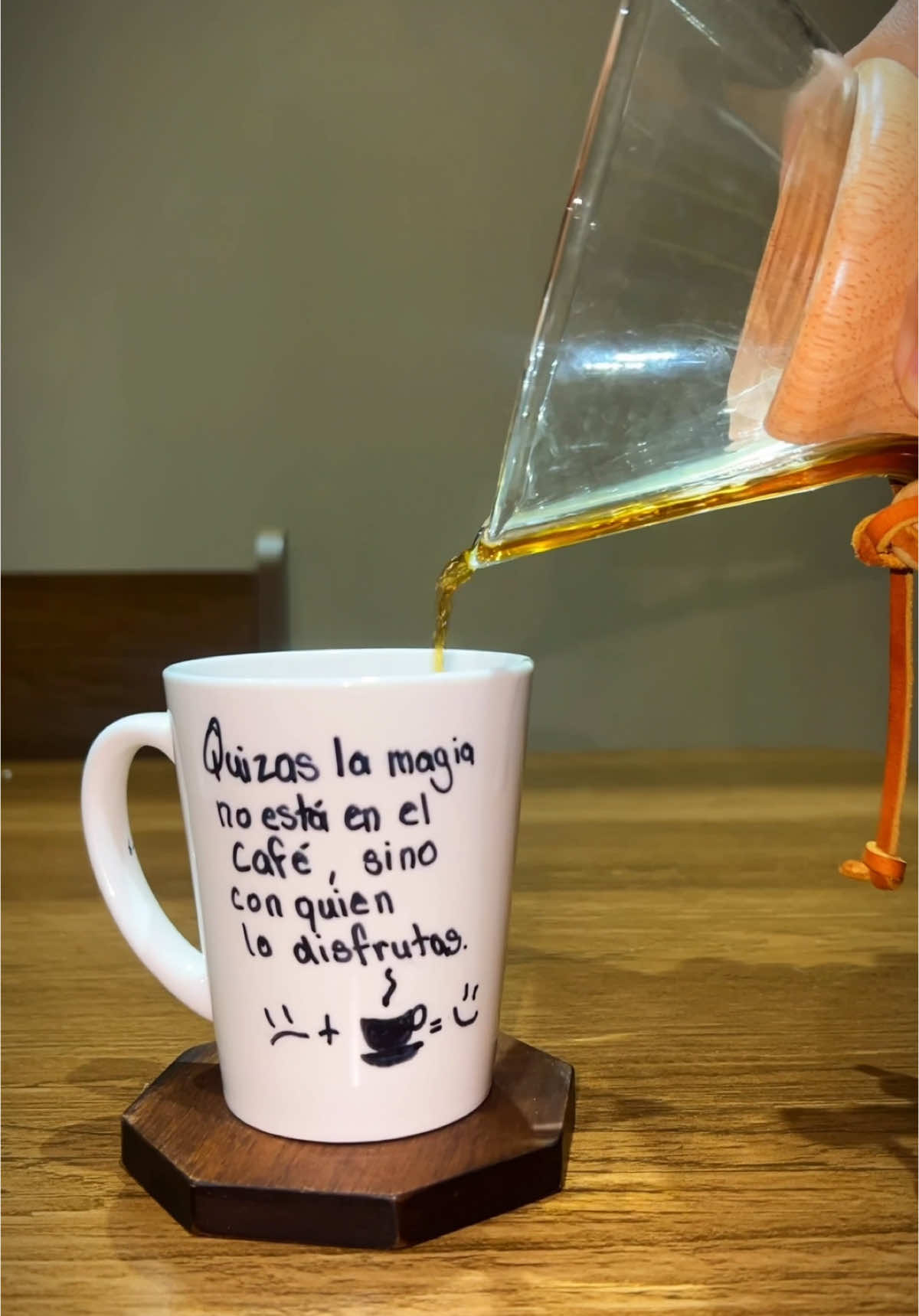 Sino con quién!!! 😌 #uncafe #café #cafe #coffeetime #horadelcafe #cafeyletras #guatemala #cafevlog 