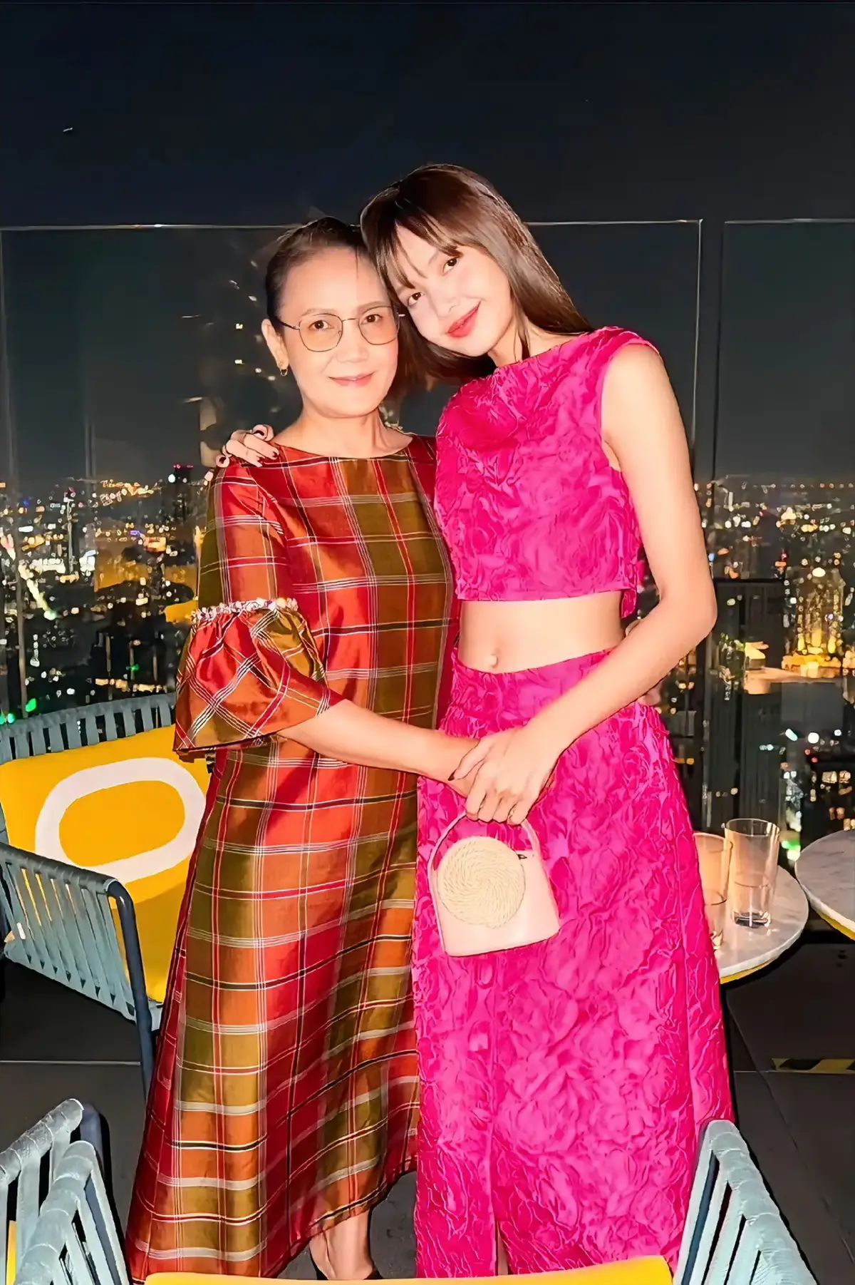 LISA with her mom 🤍 #LISA #LALISA #LLOUD @lalalalisa_m 