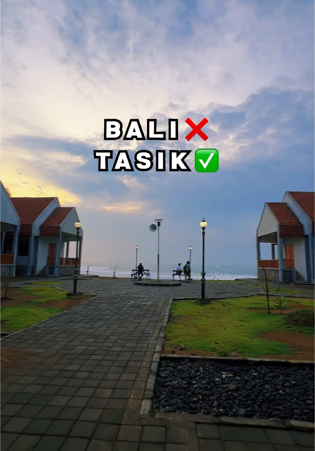 Nemu tempat ini di Tasikmalaya, kirain hanya ada pantai aja ternyata ada villa view pantai, bagaikan di uluwatu bali tapi ini di pantai batu gedogan tasikmalaya 😍 ada yg pernah kesini ? #tasik #tasikmalaya #amazingtasikmalaya #villa #karangtawulan