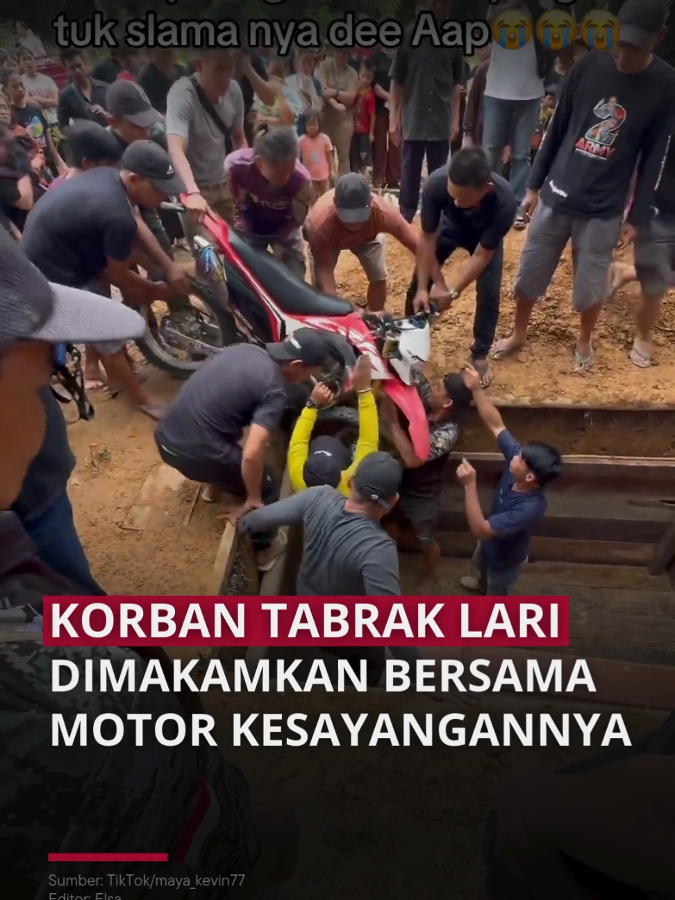 Prosesi pemakaman korban tabrak lari di Busang, Kalimantan Timur yang dikubur bersama motor kesayangannya menjadi sorotan di media sosial. Video yang diunggah di TikTok pada Rabu (1/1/2025) itu menjadi viral dan hingga kini telah ditonton lebih dari 17 juta kali. #tabraklari #beritaterkini #beritaviral #viral #update 