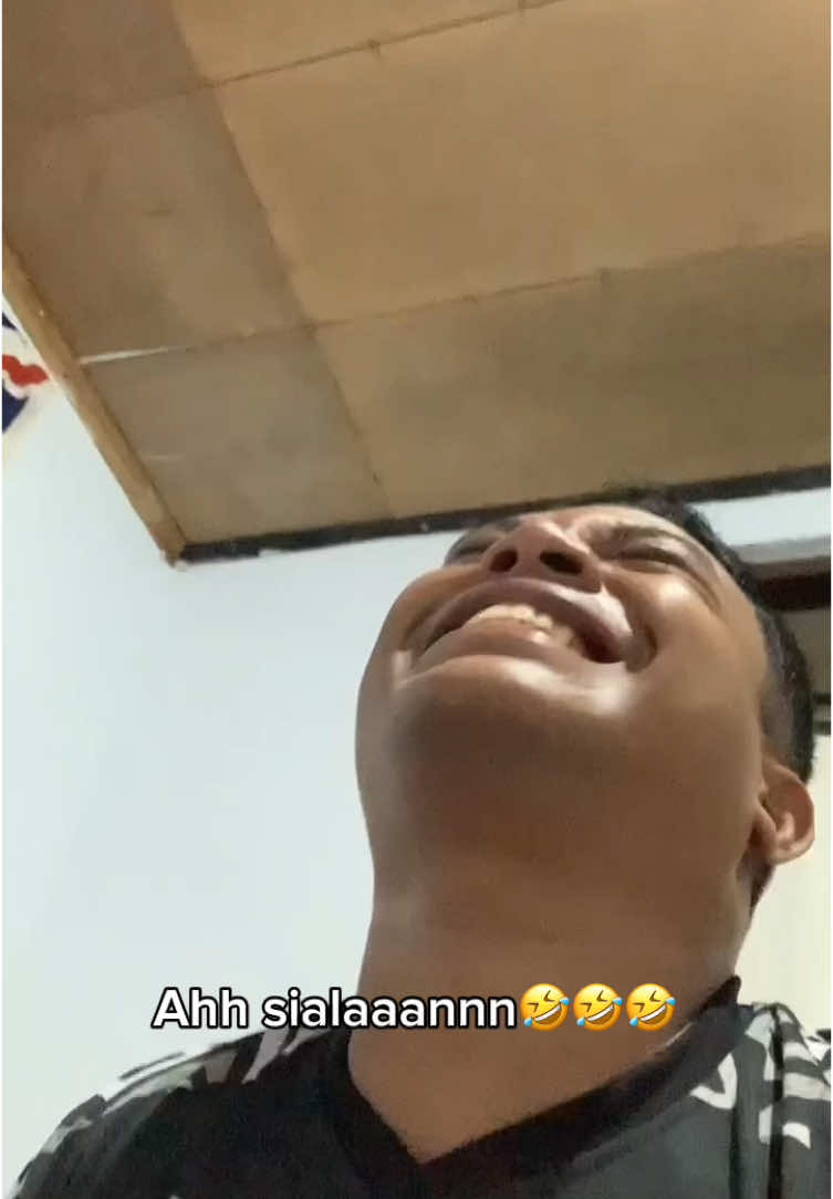 Saki seng sadiki🫵🏾🤣🤣 #ahsialan #fyp #fypシ゚viral #maluku #ambon #ambonpride🏝🔥 #ambontiktok ##lucu##lucu_ngakak##galaubrutal##indonesia