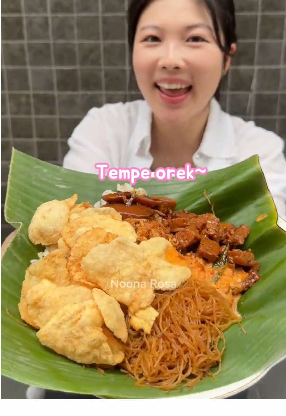 Yedeura~ hari ini cari makanan hidden gems, nasi uduk! Tapiii ternyata kami telat.. banyak yg sdh habiss.. untungnya ada tempe orek haha suasananya nyaman. Ada ibu2, mba, dan mas yg aku ktm hr ini semua ramah🥰 anak2 juga lucuu jadi ikut senang~ kalian pernah makan? Komen yaa  📍Jl. Palmerah Utara IV, RT.13/RW.6, Palmerah, Kec. Palmerah, Kota Jakarta Barat, Daerah Khusus Ibukota Jakarta #noonarosa #makananindonesia #인도네시아음식 #indonesia #kuliner #jajanan 