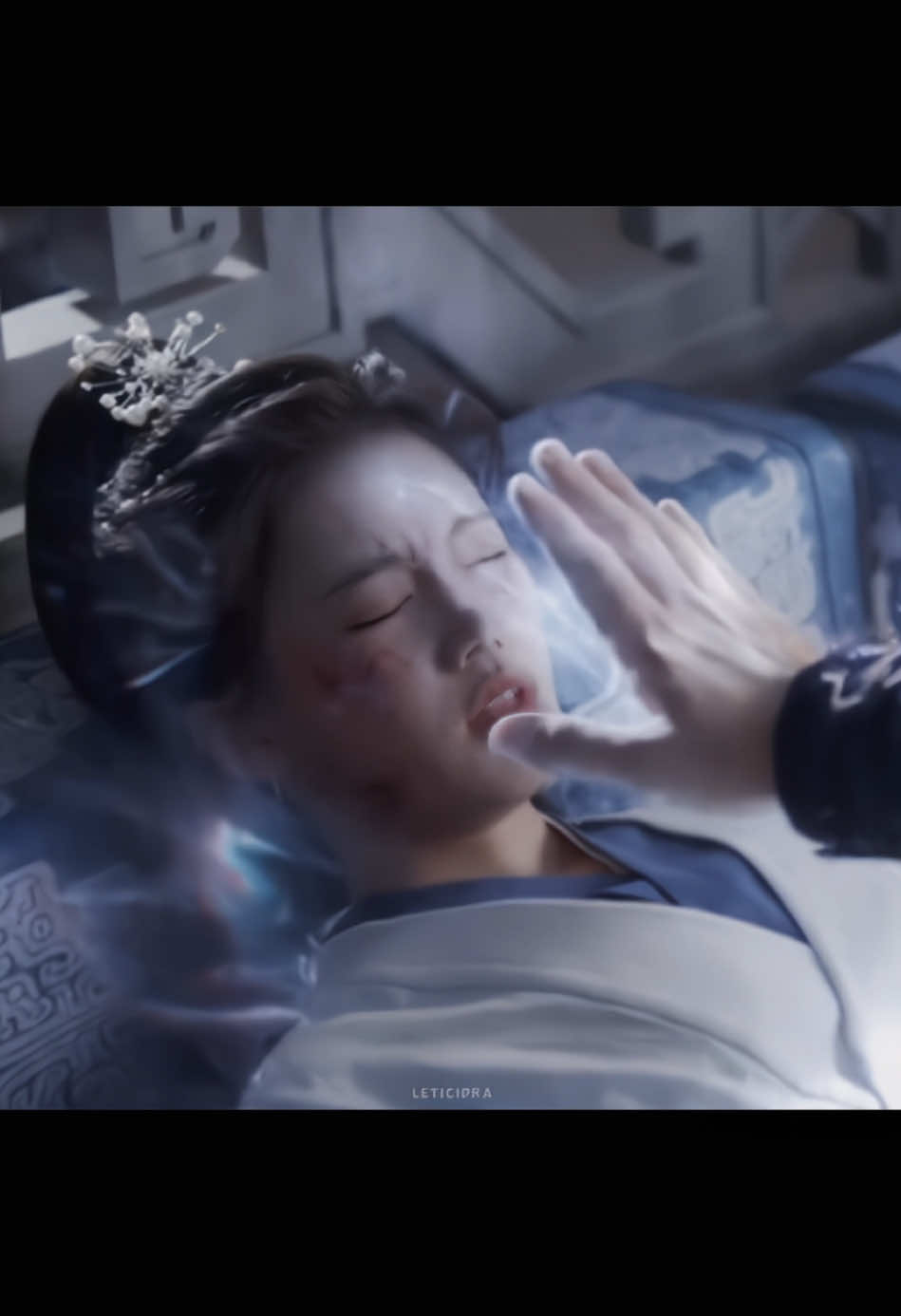 She got hurt again. #chinesedrama #theblossominglove #sunzhenni #zhangbinbin #thiendoadaohoanhatthekhai 