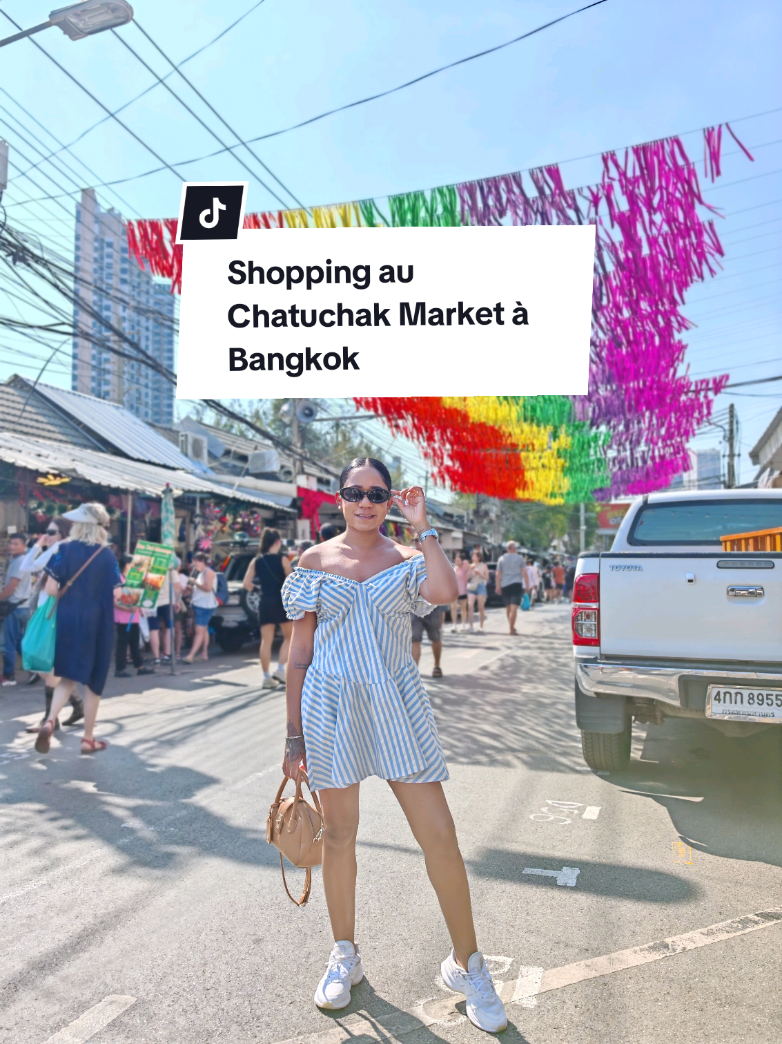 Si vous venez à Bangkok prochainement, votre premier stop pour faire du shopping doit être le Chatuchak Week-end Market. Avec plus de 15000 stands et une variété de produits gigantesque, vous ferez de très bonnes affaires ici. On est revenu avec des sacs entiers de vêtements et accessoires. On en a profité pour refaire nos garde robes et se préparer pour 2025. Je vous conseille vivement d'y aller avant d'aller faire du shopping ailleurs parce que c'est ici que vous aurez les meilleurs deals surtout pour les valises et les souvenirs. Vous voulez un Haul ? #tiktokmauritius #chatuchakmarket #chatuchakweekendmarket #mixtchatuchak #bangkok #shopping #marche #thailande #voyager #mru🇲🇺 
