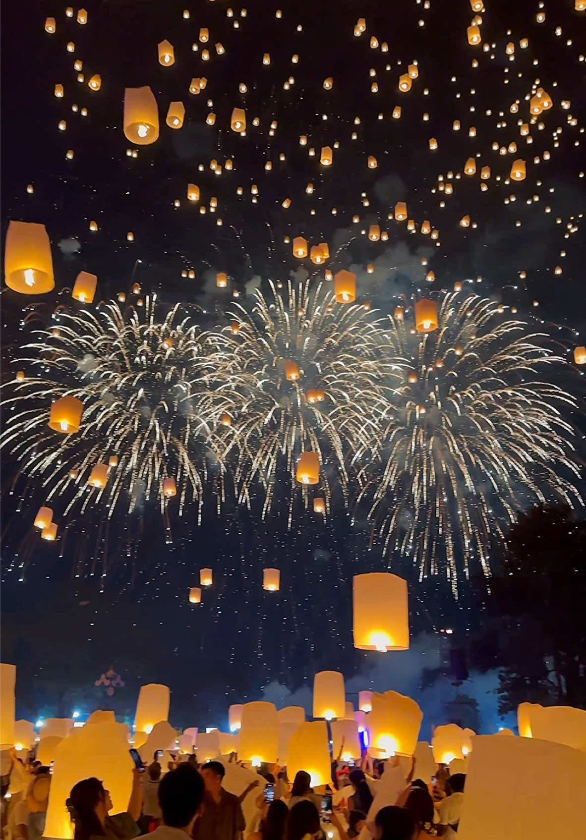 Let every night rise like these lanterns, carrying infinite dreams to the sky 🏮🌌  📍CAD Chiang Mai Khomloy Sky Lanterns Festival Thailand 2024 🇹🇭 . . #thailand #lanternfestival #skylantern #fireworks #thailandtravel 