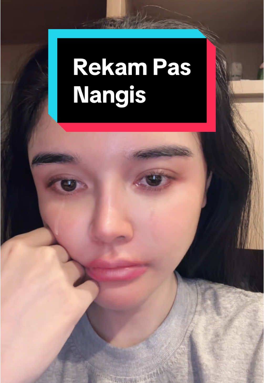 Ini ya penjelasannya. Sama area sekitar mata kan jadi merah, kesannya kayak pake makeup sekitar mata. Secara benefit, nangis bikin dehidrasi dan ga bisa jadi skincare routine kamu ya. Bisa mendapatkan efek serupa dengan flu atau ya makeup aja terus pake airmata buatan yang rajin bagus buat mata, bagus buat jiwa. But cry if you must, cuma gausah direkam aja sih kecuali emg profesi. Boleh OOT #nangis #rekampasnangis #cantikpasnangis #prettywhencrying #puffyeyes #skincare #airmata #airmataskincare #kecantikan #beauty #random #ngobrolaja #fyi #nerdy #penjelasan #sains #bbc #sunday #besokkerja #darkunderye #matapandz