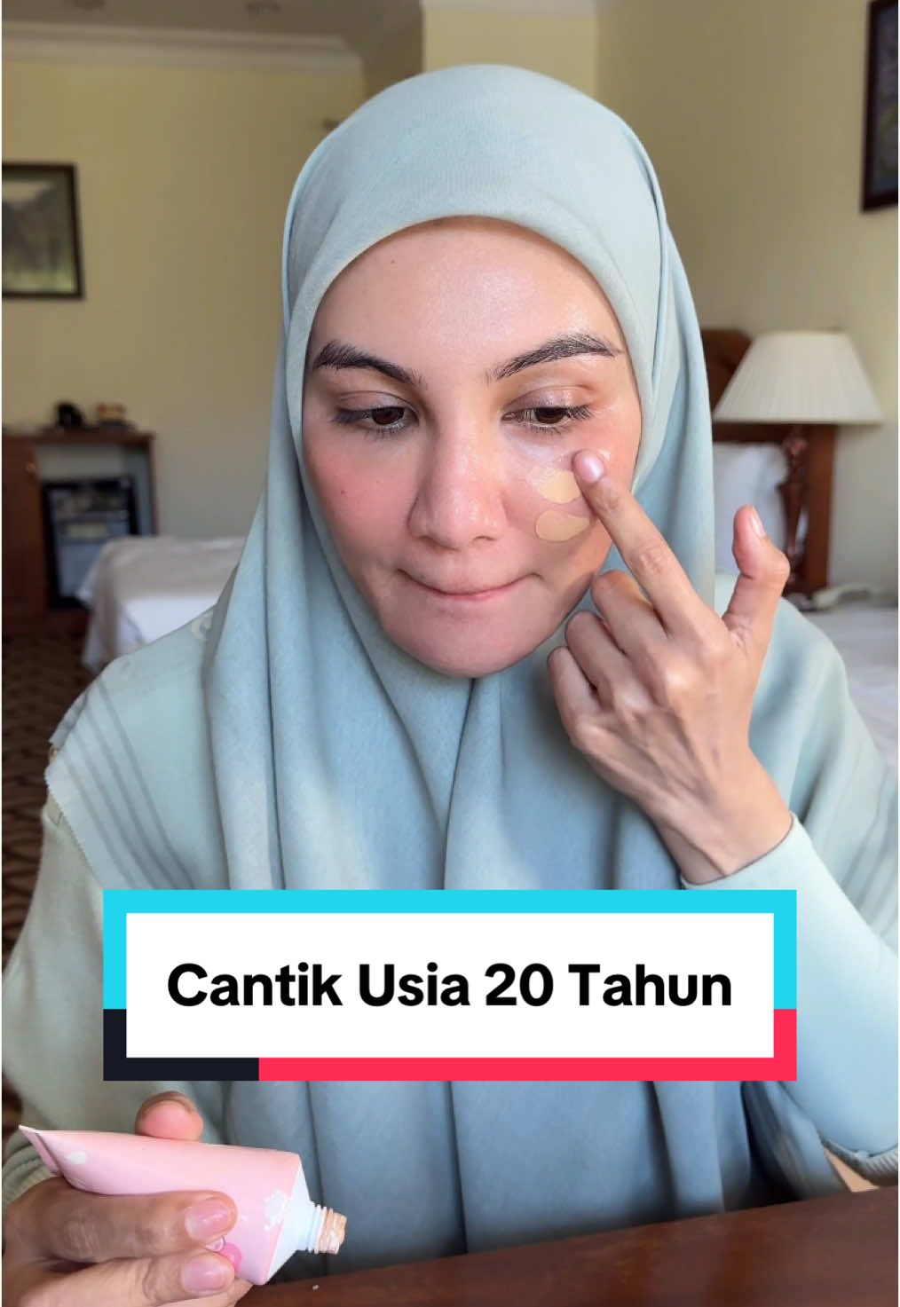 Tak payah nak spend beratus ratus nak makeup simple. Modal RM50 je dapat 3 barang premium lengkap untuk makeup seharian. Jimat ruang nak bawa bag makeup besar besar. Harga murah, pembelian berbaloi.