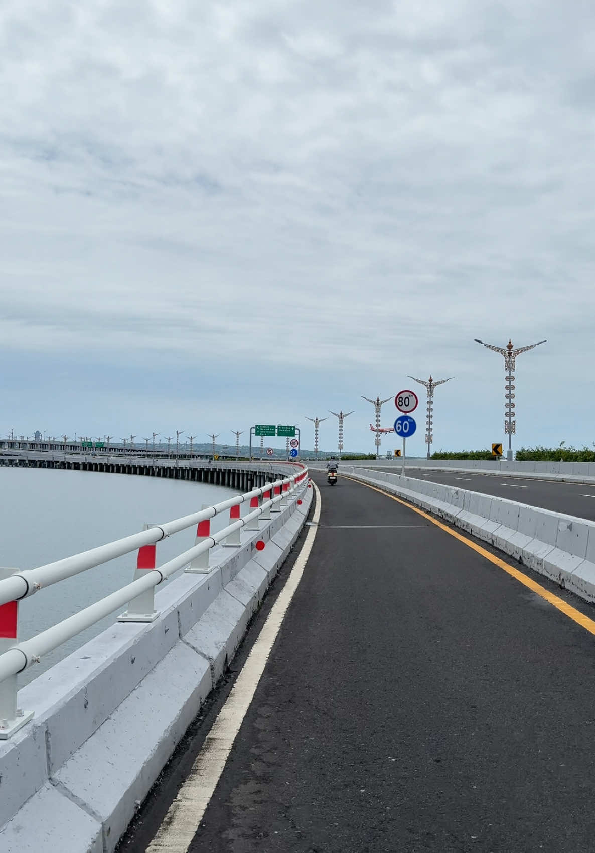 Emang bikin candu motoran di tol 🛵💨  Jalan Tol Bali Mandara.  Minggu 05 Januari 2025 , 12:25 • #jalantolbalimandara #tolbalimandara #balimandara #aestheticvibes #fypbali #fyp #fypシ #fypage #foryoupage #foryou #xyzbcafypシ 